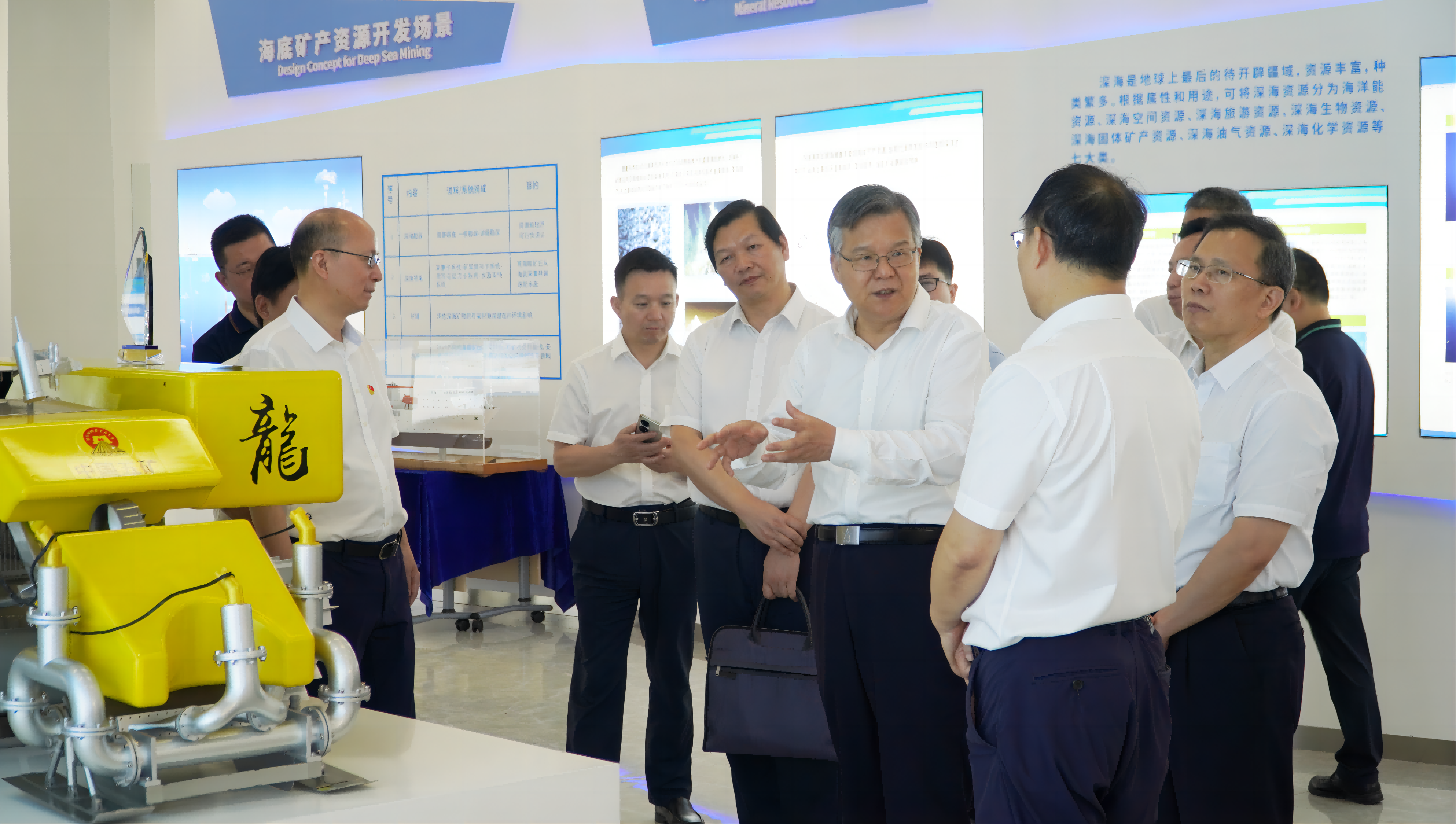 湖南省委常委、常務(wù)副省長(zhǎng)李殿勛到長(zhǎng)沙礦冶院調(diào)研